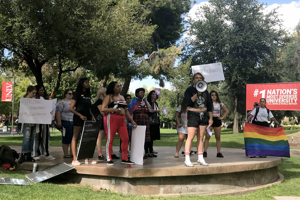 Un grupo de aproximadamente 20 estudiantes realizó una protesta en el campus de la UNLV el jueves 11 de octubre de 2018, en apoyo del estudiante Alexander Kostan, al centro, quien afirma que fue ...