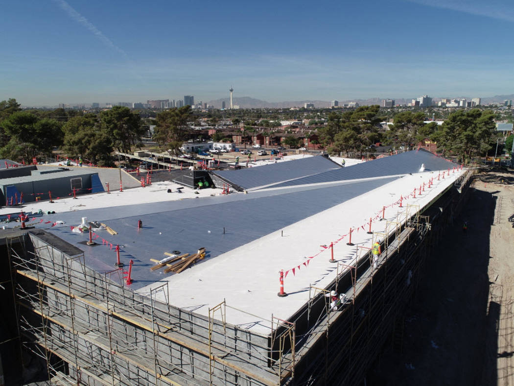 Vista aérea de la Biblioteca de East Las Vegas en construcción, donde se observa el techado de aluminio. Foto cortesía LVCCLD.