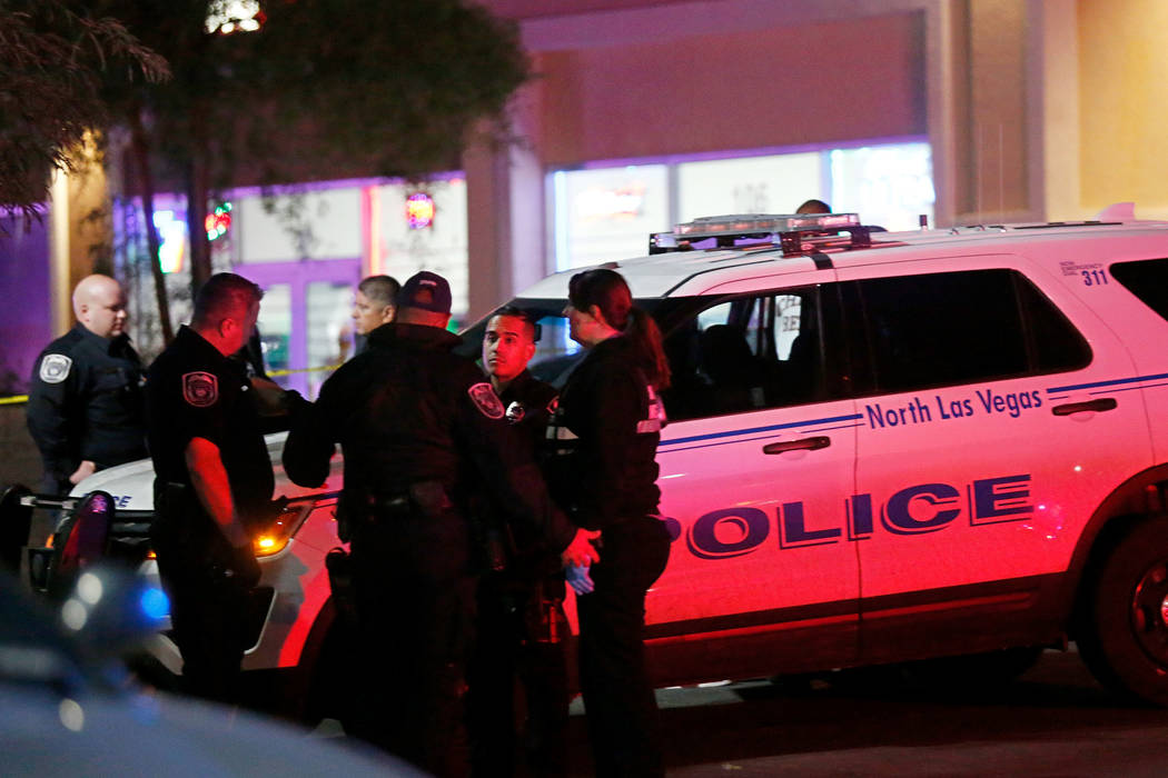 La policía de North Las Vegas investiga un homicidio el domingo por la noche, 14 de octubre de 2018, cerca de West Lake Mead Boulevard y Simmons Street. Chitose Suzuki Las Vegas Review-Journal @c ...