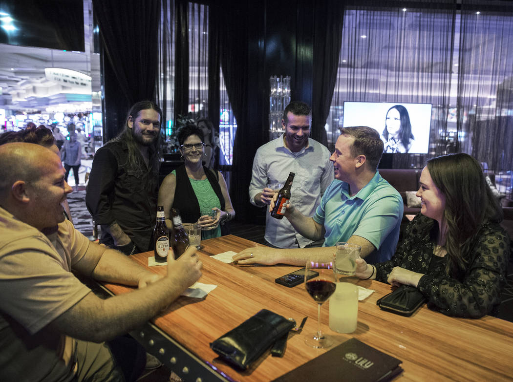 Los clientes disfrutan de una bebida en el Lily Bar el martes 2 de octubre de 2018, en Bellagio, en Las Vegas. Benjamin Hager Las Vegas Review-Journal @benjaminhphoto