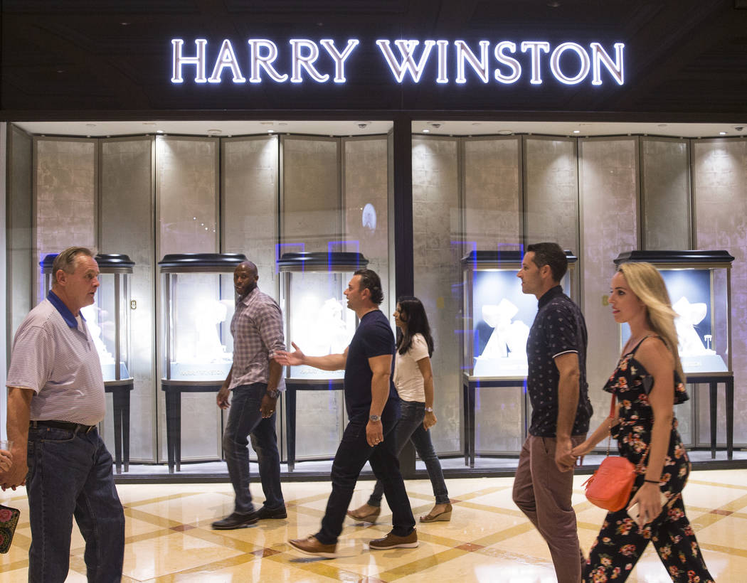 Los compradores pasan por Harry Winston el martes 2 de octubre de 2018, en Bellagio, en Las Vegas. Benjamin Hager Las Vegas Review-Journal @benjaminhphoto
