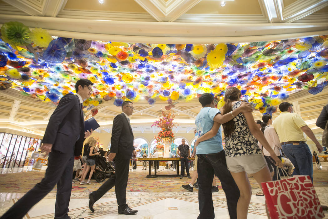 Los clientes pasan por la escultura de vidrio de Chihuly Fiori de Como en el vestíbulo de Bellagio el martes 2 de octubre de 2018, en Las Vegas. Benjamin Hager Las Vegas Review-Journal @benjaminh ...