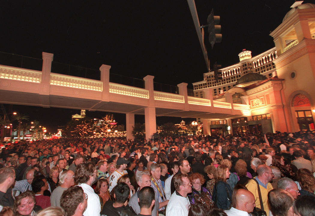 Miles de personas hacen fila esperando para ingresar al Bellagio, que se inauguró el jueves 15 de octubre de 1998 en la noche del jueves por la noche. (Las Vegas Review-Journal)