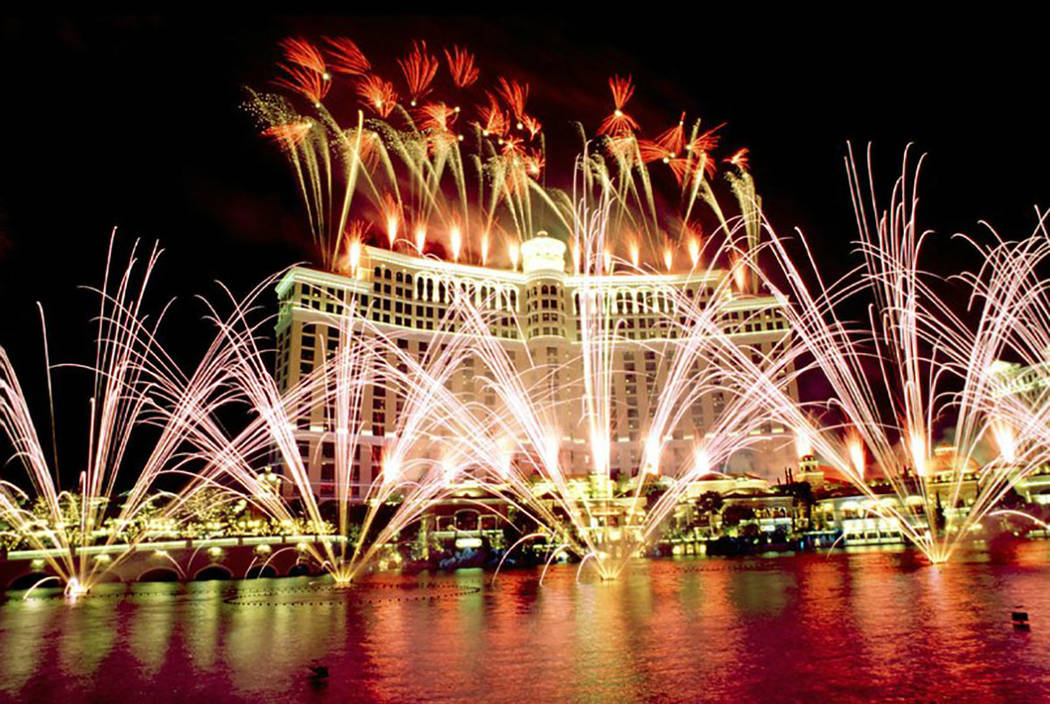 Los fuegos artificiales iluminan el cielo sobre Bellagio durante la gran inauguración del casino, el domingo 18 de octubre de 1998. (Oficina de Noticias de Las Vegas)