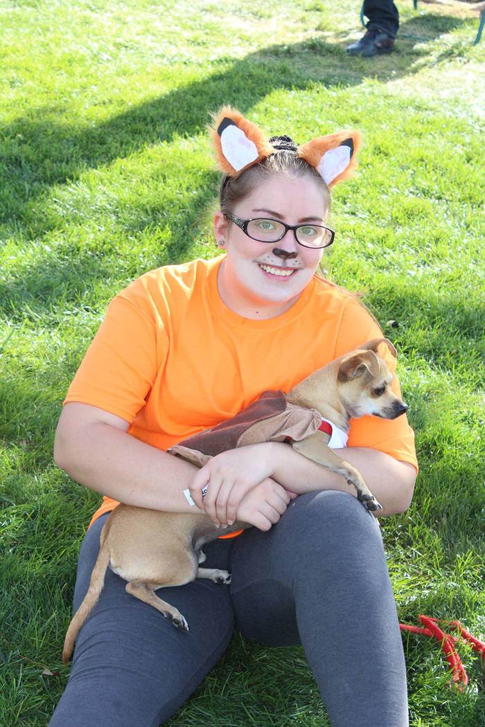 Familias completas, incluyendo a un miembro canino, asistieron a apoyar el evento que donó todo lo recaudado a refugios de animales en esta ciudad. Sábado 13 de octubre de 2018 en el parque Expl ...