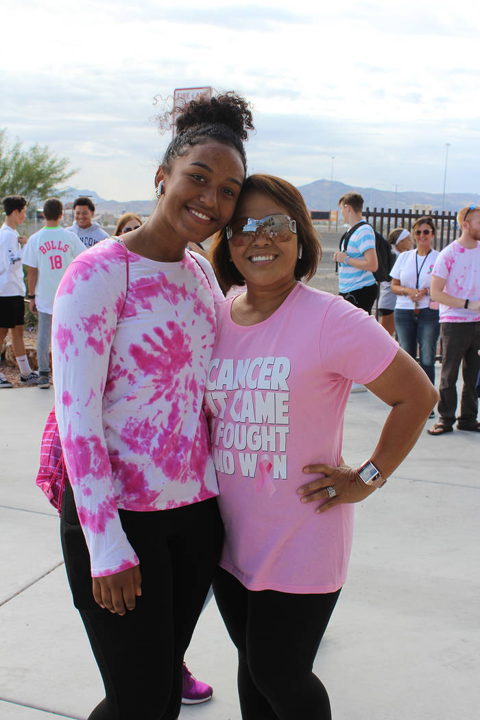 Leilani George, es sobreviviente de cáncer de seno, asistió con su hija a la caminata. Sábado 13 de octubre del 2018 en preparatoria Slam. Foto Cristian de la Rosa / El Tiempo - Contribuidor.