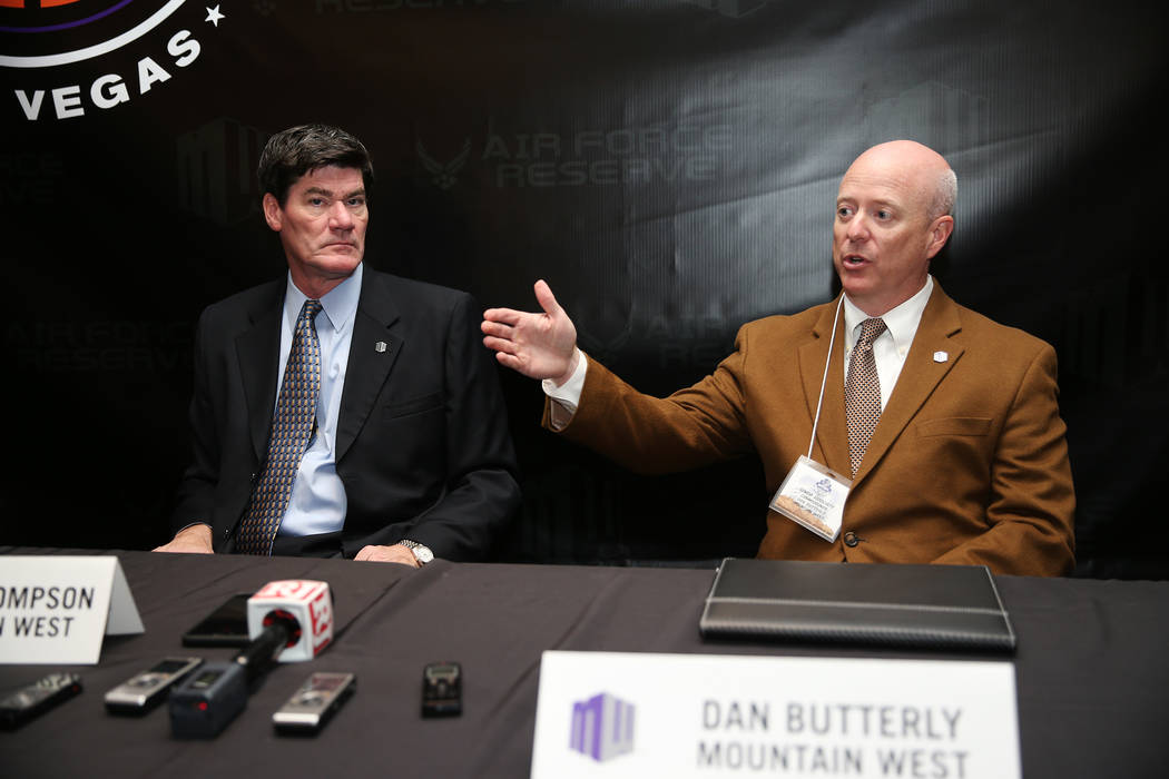 El Comisionado Asociado Principal Dan Butterfly, a la derecha, con el Comisionado Craig Thompson, habla durante la Cumbre de Medios de la Conferencia Mountain West en The Cosmopolitan de Las Vegas ...