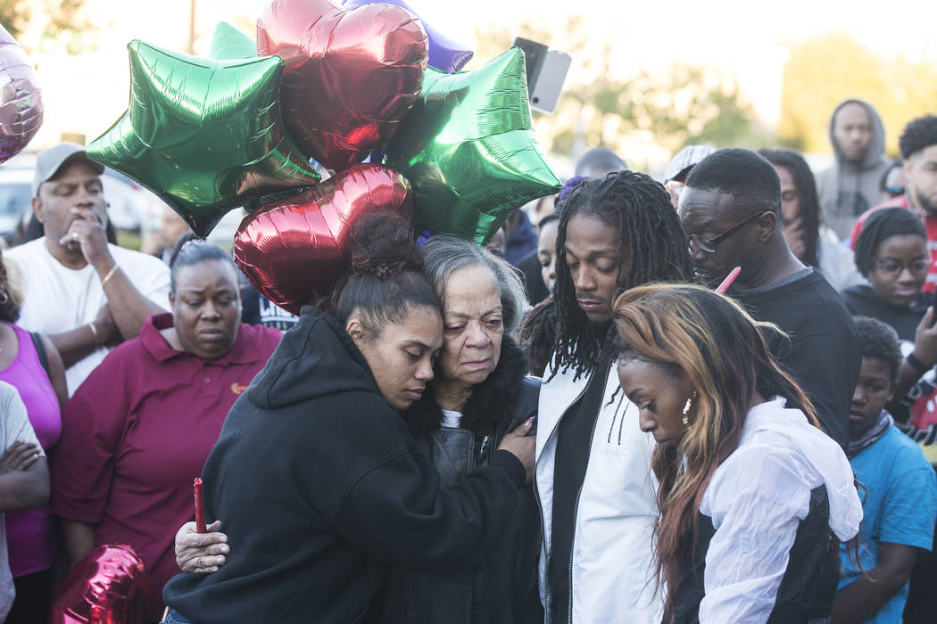 Amigos y familiares se reúnen el lunes 15 de octubre de 2018 durante una vigilia para lamentar la pérdida de tres personas que murieron el domingo por la noche, 14 de octubre, durante un tiroteo ...
