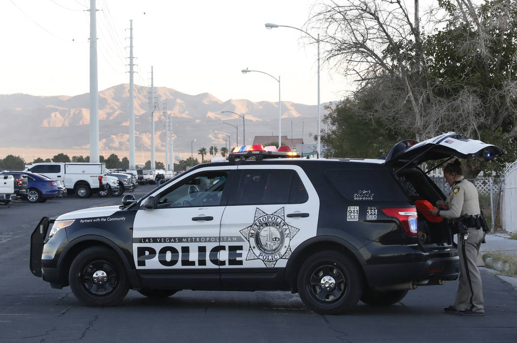La policía y SWAT rodearon un vecindario del extremo este del valle el miércoles 17 de octubre de 2018, mientras buscaban a un sospechoso en un tiroteo el martes que llevó a la policía a una p ...