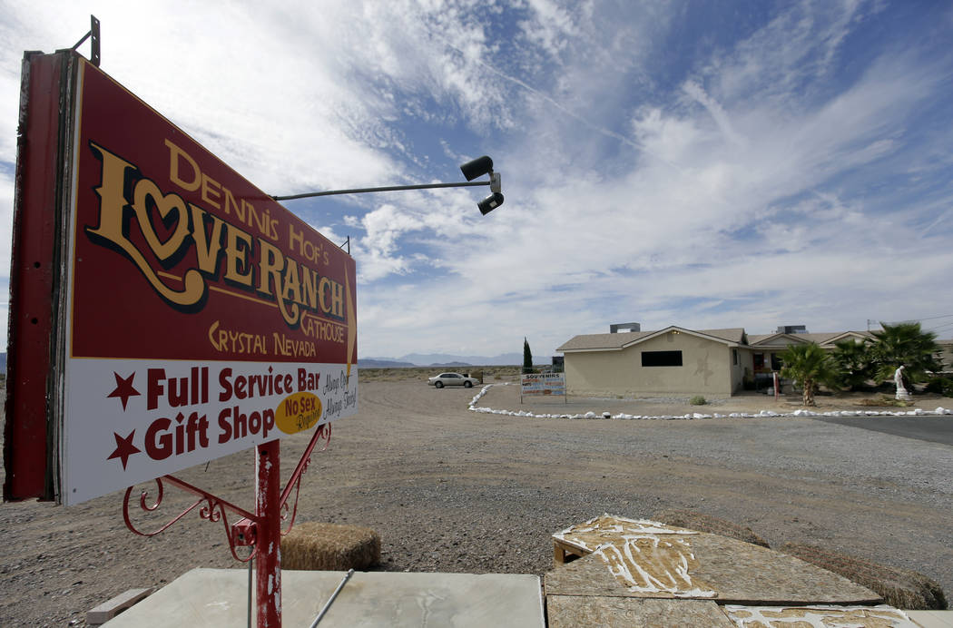 Un cartel anuncia el burdel Love Ranch en Crystal. (Chris Carlson/AP)