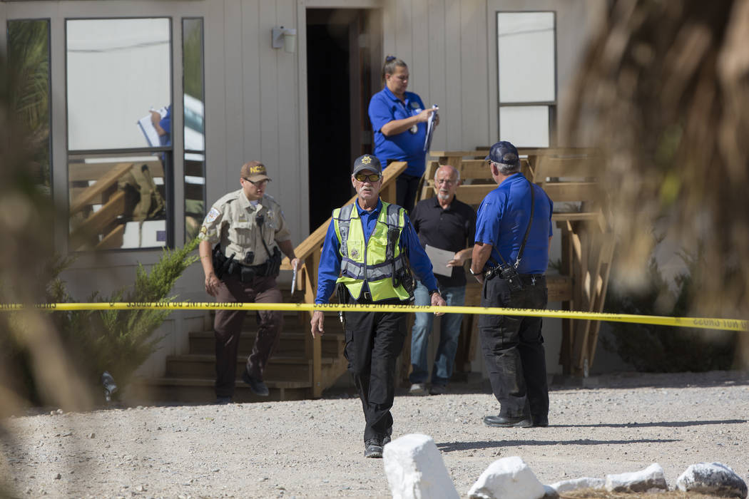 La policía del Condado de Nye investiga la escena en Dennis Hof's Love Ranch luego de que el prominente propietario del burdel fuera encontrado muerto esa mañana en Dennis Hof's Love Ranch el ma ...
