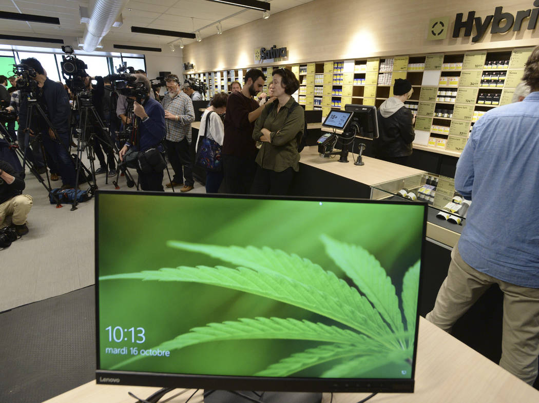 Los miembros de los medios de comunicación asisten a una vista previa de una de las nuevas tiendas de cannabis de Québec en Montreal, el martes 1 de octubre, 2018. Canadá se convertirá en el s ...