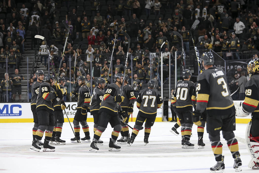 Los Golden Knights celebran su victoria DE 4-1 sobre Buffalo Sabres luego de un juego de hockey de la NHL en el T-Mobile Arena en Las Vegas, el martes 16 de octubre de 2018. Foto Richard Brian / L ...