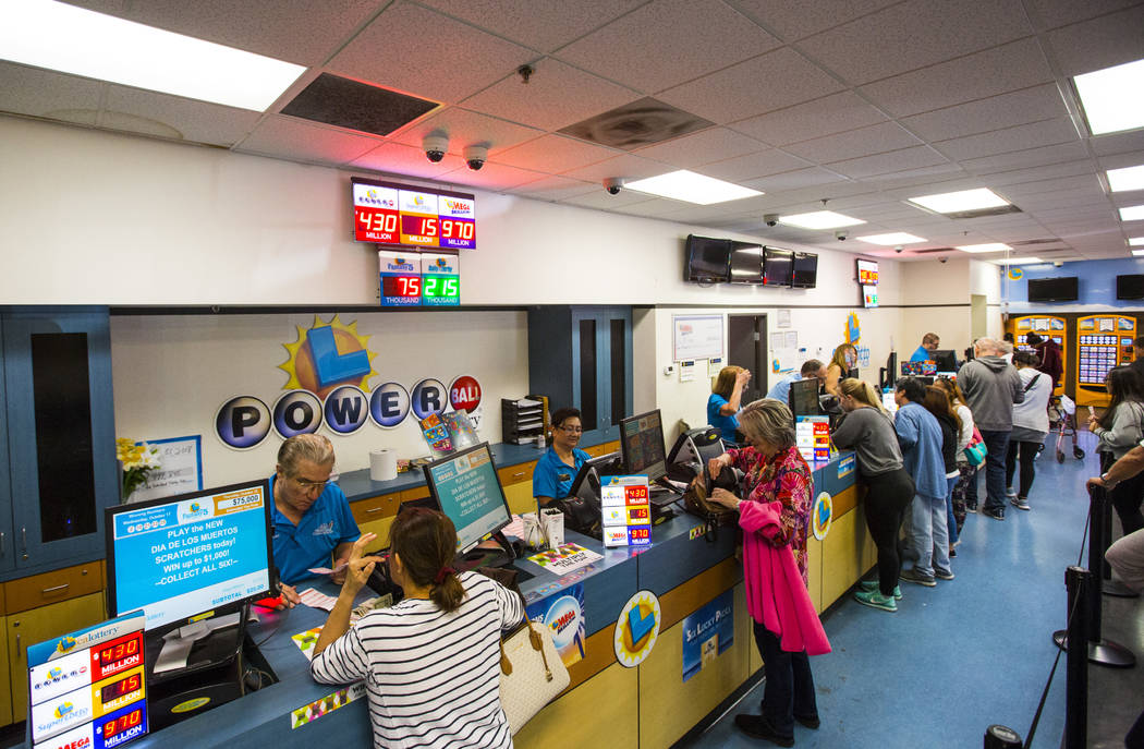 El jueves 18 de octubre de 2018, la gente hace fila en la tienda Lotto de Primm Valley para comprar billetes de lotería Mega Millions en Primm. Chase Stevens Las Vegas Review-Journal @csstevensphoto
