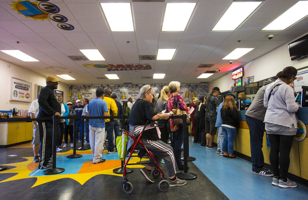 El jueves 18 de octubre de 2018, la gente hace fila en la tienda Lotto de Primm Valley para comprar billetes de lotería Mega Millions en Primm. Chase Stevens Las Vegas Review-Journal @csstevensphoto