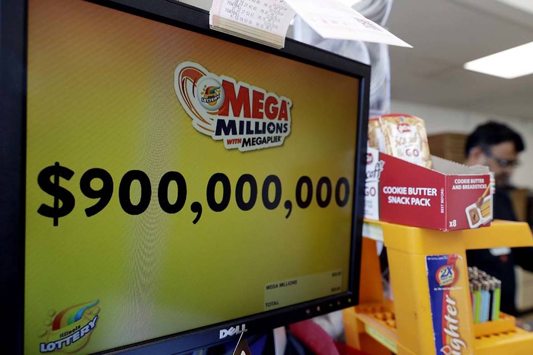 El premio mayor de Mega Millions se muestra en una tienda de conveniencia el miércoles 17 de octubre de 2018, en Chicago. El premio mayor de Mega Millions es ahora de hasta $900 millones. (Nam Y. ...