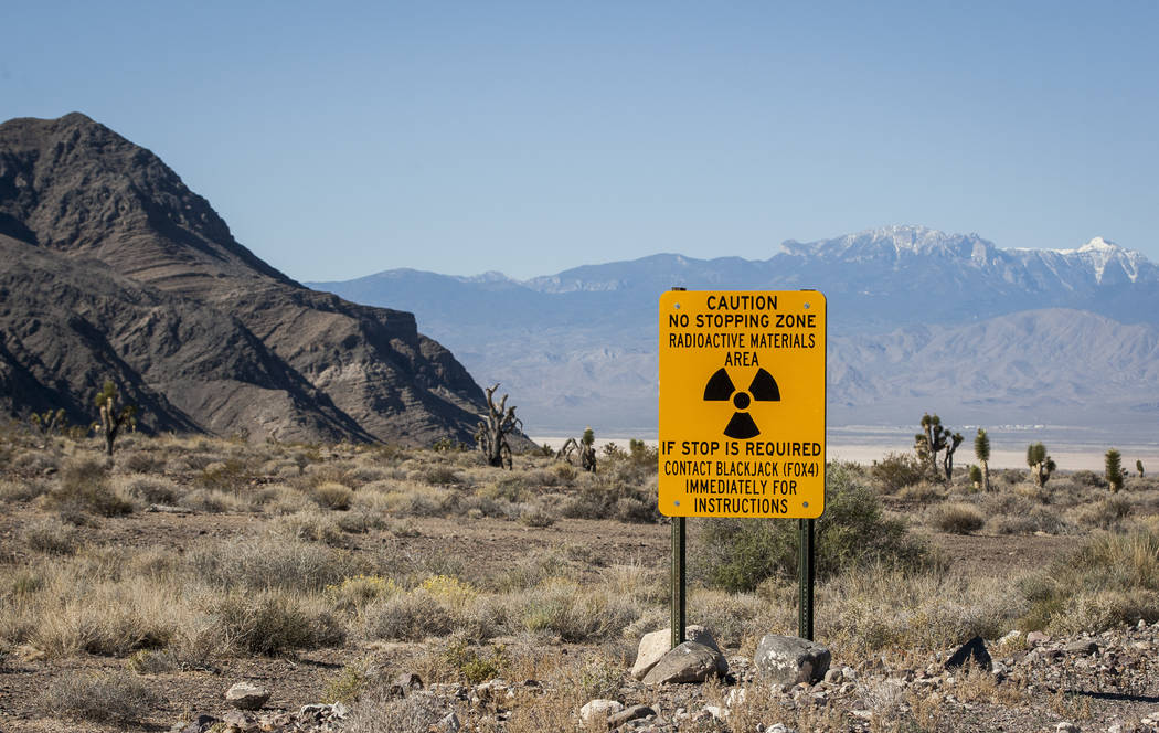 Una señal de advertencia de radiación marca la entrada a una parte de la zona de pruebas y entrenamiento de Nevada donde se dispararon balas de uranio empobrecido contra tanques y otros vehícul ...