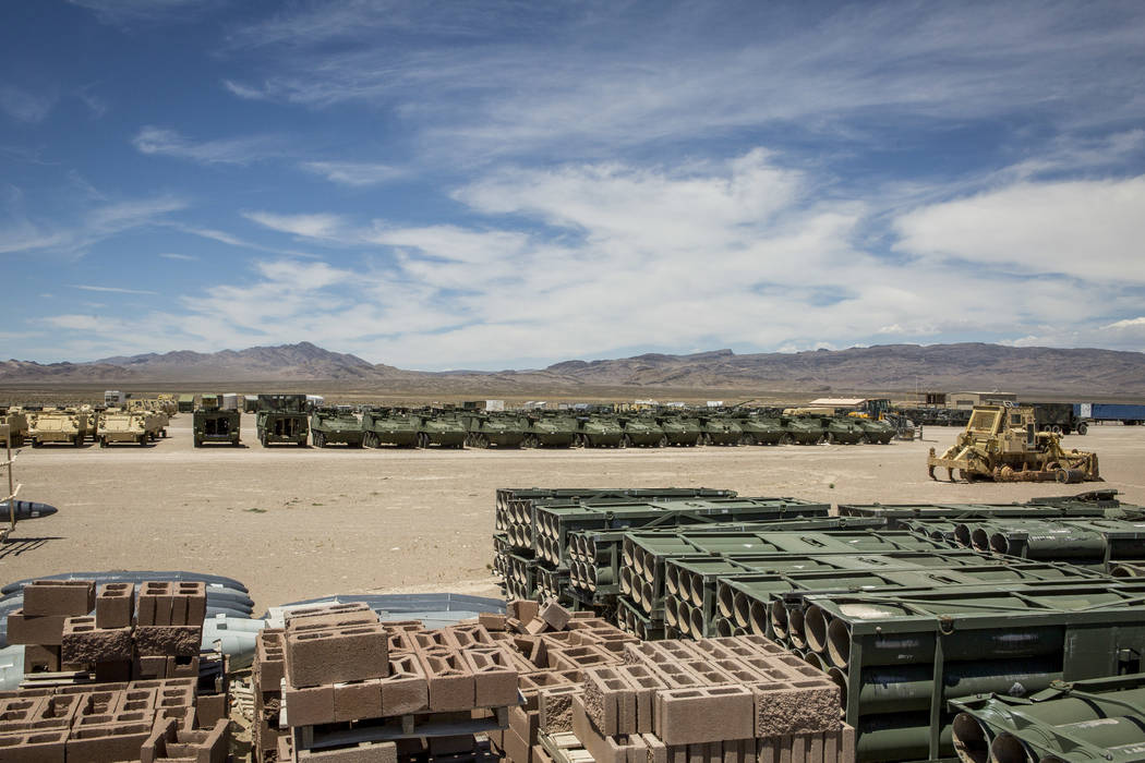 En un lote de almacenamiento denominado en broma como "K-Mart", los tanques y otros vehículos esperan la tb preparada y desplegada como objetivos en el rango de prueba y entrenamiento de Nevada e ...