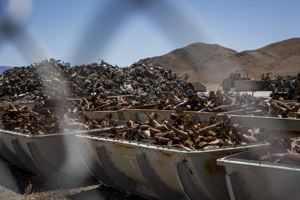 Las pilas de metal, antes bombas y los vehículos en los que se lanzaron, se sientan en contenedores en el campo de pruebas y entrenamiento de Nevada después de haber sido clasificados y preparad ...