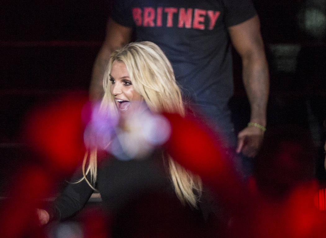 Britney Spears firma autógrafos durante un evento para anunciar su nueva residencia en The Park Theatre en Park MGM el jueves 18 de octubre de 2018, en las afueras de T-Mobile Arena, en Las Vegas ...