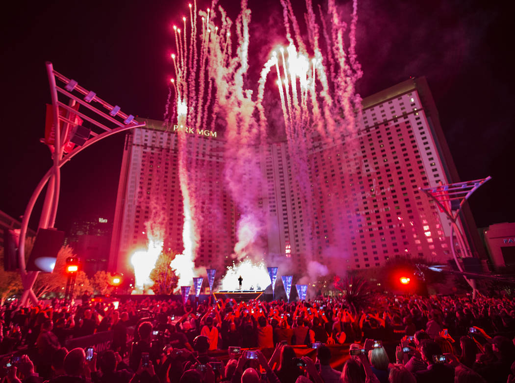 Los fuegos artificiales se disparan frente al Parque MGM cuando Britney Spears anuncia su nueva residencia en el Teatro Park en el Parque MGM el jueves 18 de octubre de 2018, en las afueras de T-M ...
