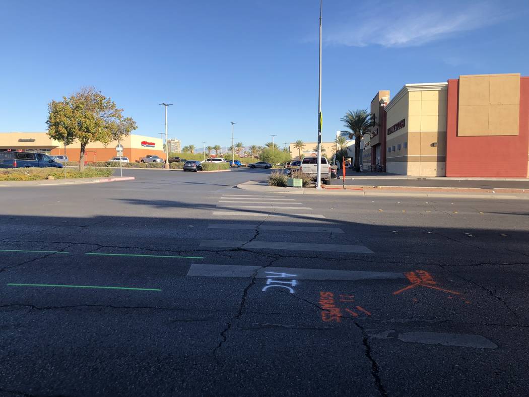 Los restos de una investigación de la policía de Las Vegas sobre un accidente fatal en East Katie Avenue, cerca de South Maryland Parkway, se pueden ver a la mañana siguiente el martes 23 de oc ...