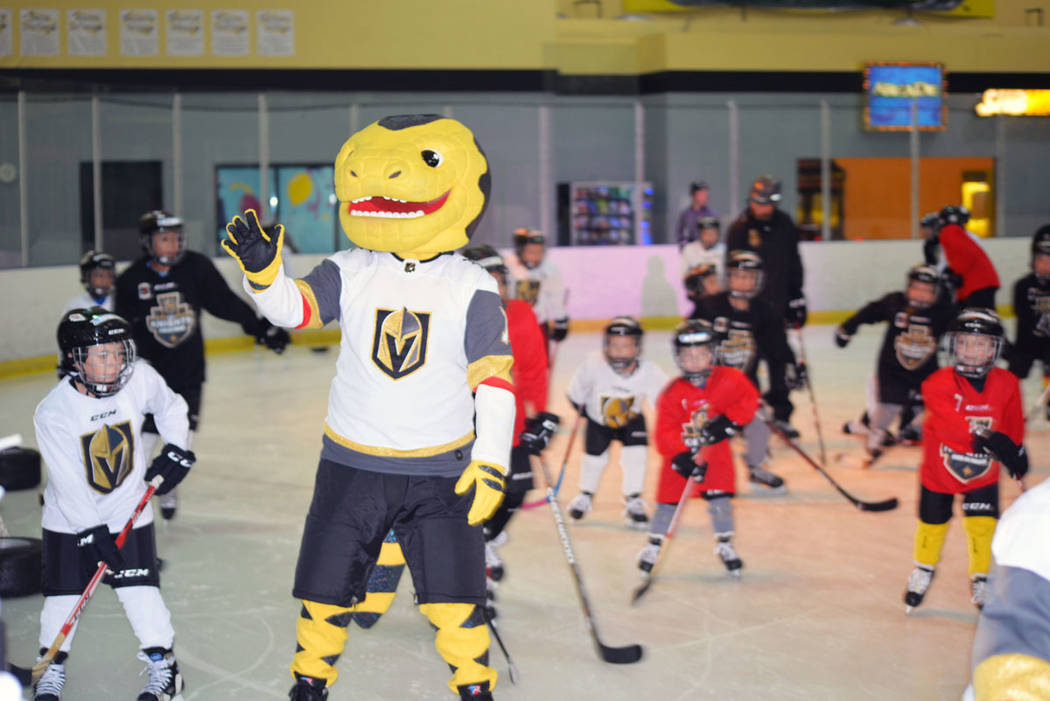 El niño James Lonborg, de medias amarillas, se mostró emocionado de poder saludar en la pista de hielo a la mascota de Vegas Golden Knights Chance. Martes 23 de octubre de 2018, en el Fiesta Ran ...