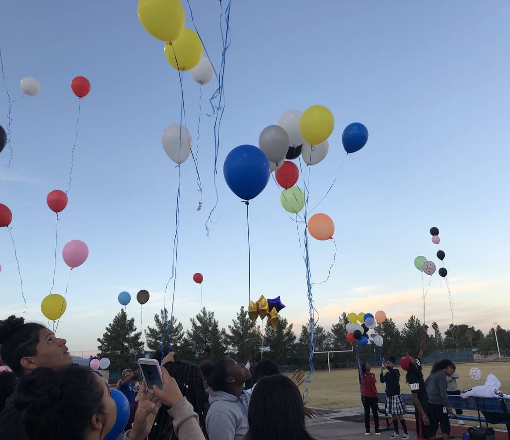 Un grupo de estudiantes, familiares y amigos lanzan globos al cielo durante un velorio en honor a Susan Nash en Desert Pines High School el 24 de octubre de 2018. Nash, asistente de docentes de ed ...