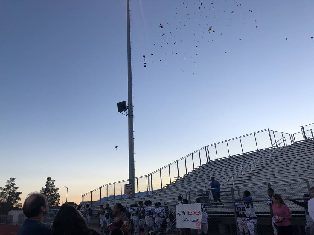 Un grupo de estudiantes, familiares y amigos lanzan globos al cielo durante un velorio en honor a Susan Nash en Desert Pines High School el 24 de octubre de 2018. Nash, asistente de docentes de ed ...