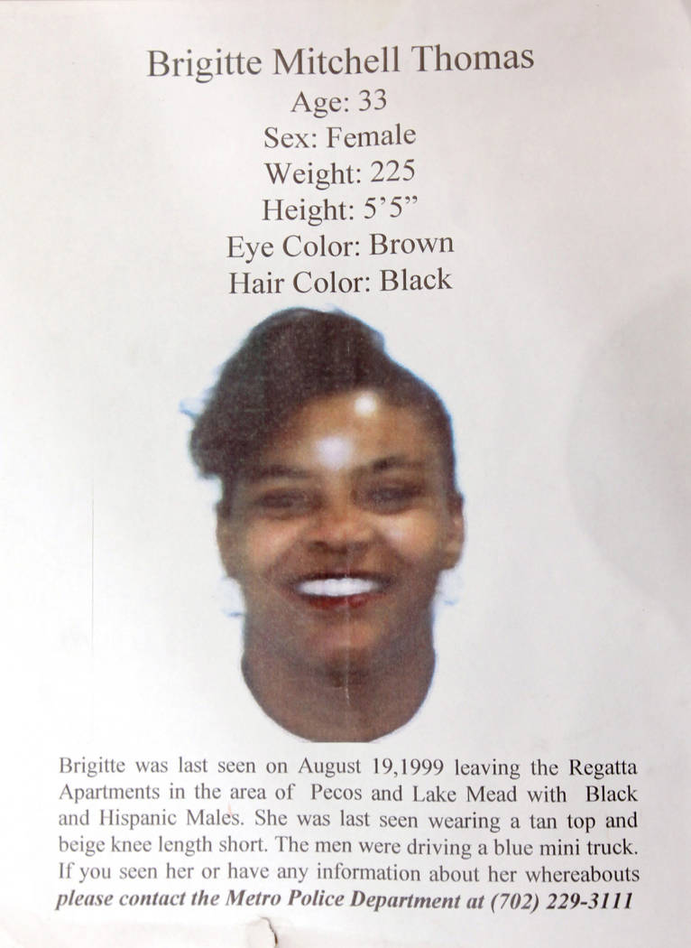 Un cartel de "se busca" proporcionado por la familia de Brigitte Mitchell Thomas el 8 de agosto de 2012. Mitchell Thomas desapareció en Las Vegas en 1999 y tenía conexiones con Nathan Burkett. ( ...