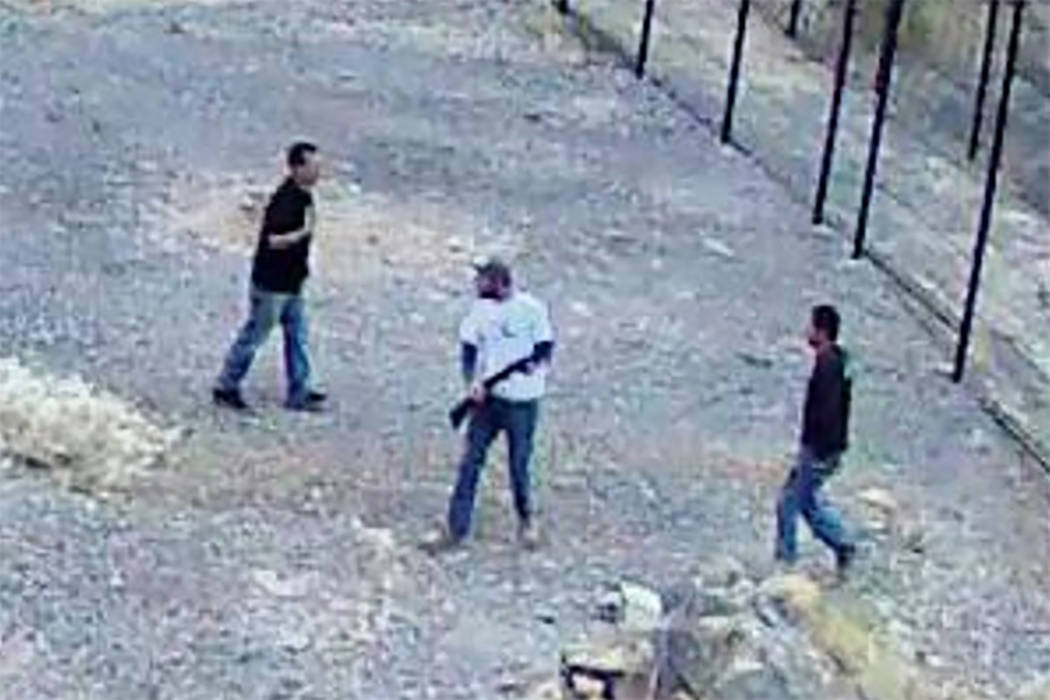 Video de vigilancia muestra a tres hombres, al menos uno con un arma, que irrumpieron en un hábitat de peces en peligro de extinción en Devils Hole, 90 millas al oeste de Las Vegas, el 30 de abr ...
