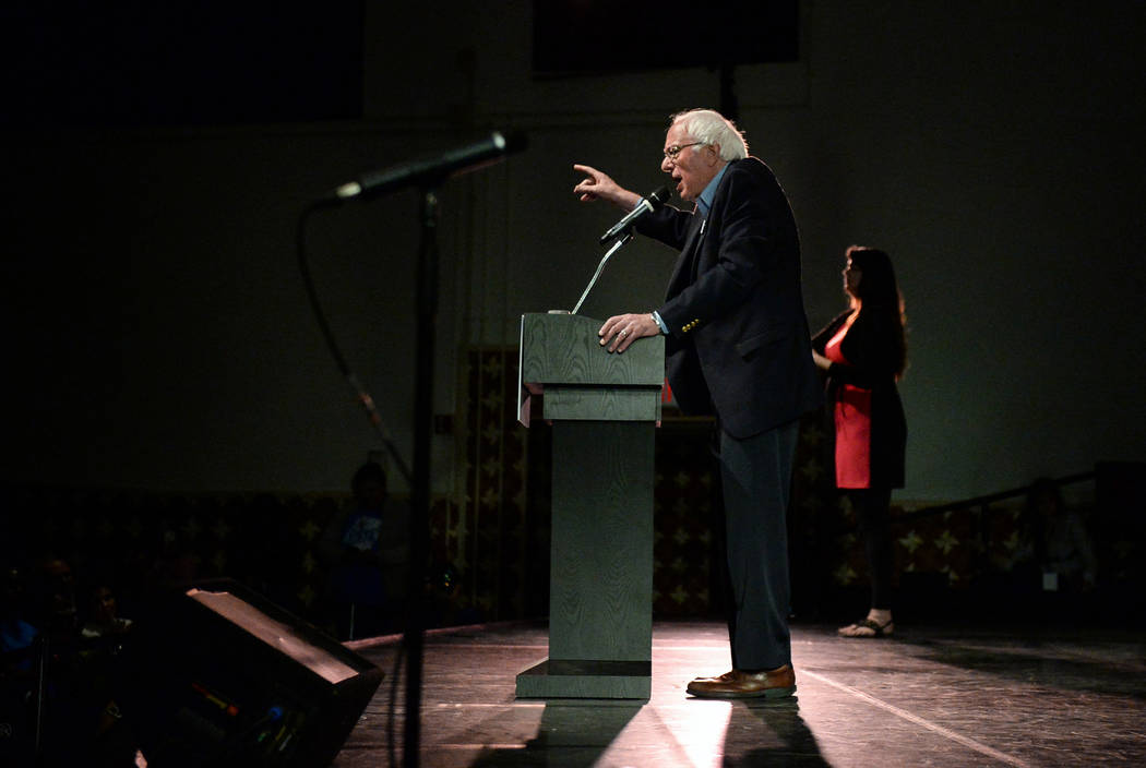 El senador estadounidense Bernie Sanders habla en la Academia de Artes de Las Vegas mientras continúa su gira de nueve estados esta semana para ayudar a los candidatos progresistas a subir y baja ...