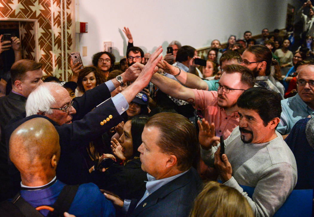 El senador estadounidense Bernie Sanders saluda a la gente reunida en la Academia de Artes de Las Vegas mientras continúa su gira de nueve estados esta semana para ayudar a los candidatos progres ...
