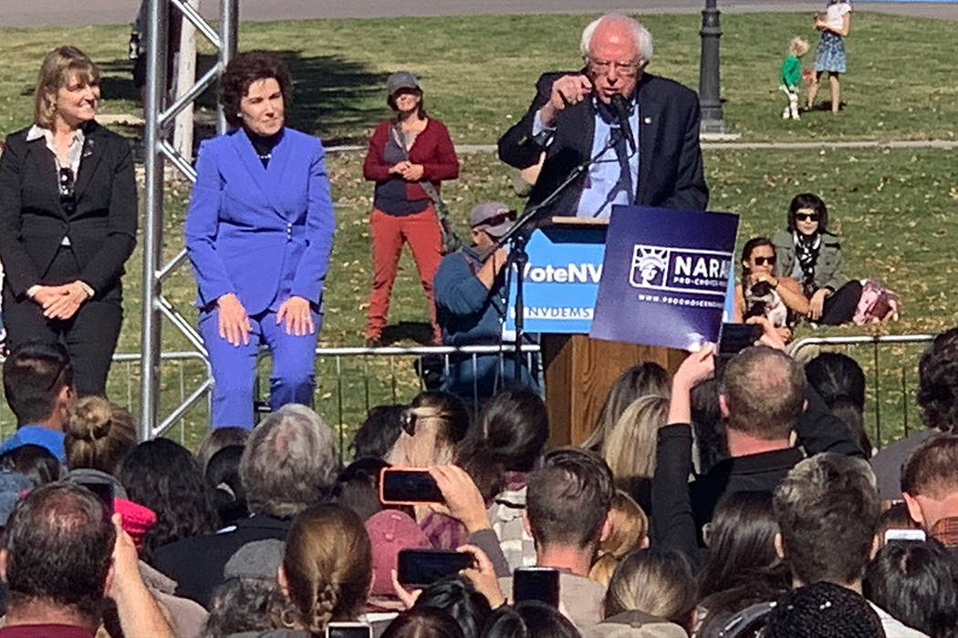 El senador de Vermont, Bernie Sanders, se dirigió a una multitud de alrededor de mil personas en la Universidad de Nevada, Reno, el jueves 25 de octubre, instándoles a ir a las urnas y apoyar a ...