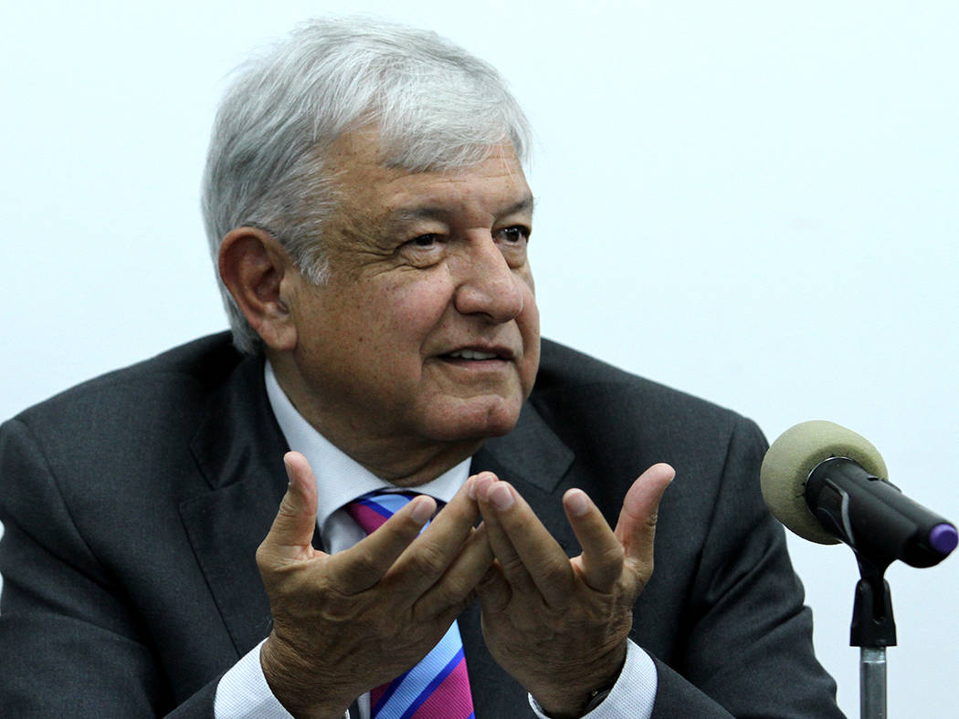 México, 29 Oct 2018 (Notimex- Francisco García).- En conferencia de prensa, el presidente electo, Andrés Manuel López Obrador, anunció que se respetará la decisión que emitió la ciudadaní ...
