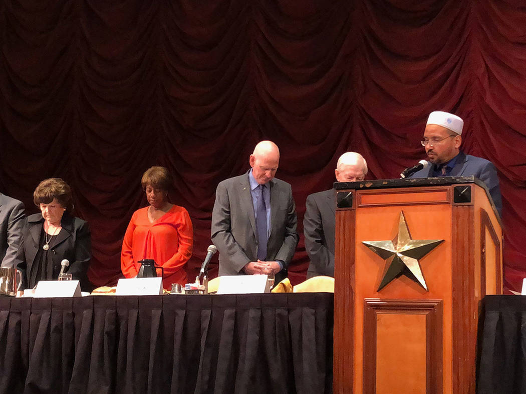Imam Shamsuddin Waheed (al micrófono) dio la bendición final del “Desayuno de la Oración de los Alcaldes”. A la izquierda las concejales Lois Tarkanian de LV y Pamela Goynes-Brown de NLV, y ...