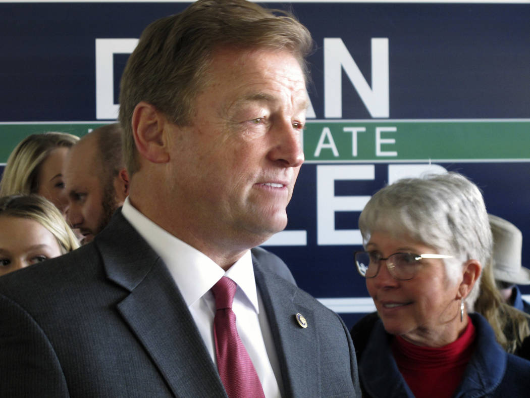 El senador republicano de Nevada, Dean Heller escucha a sus partidarios antes de una presentación conjunta con Ivanka Trump, en la oficina de campo del Partido Republicano en Reno, el jueves 1 de ...