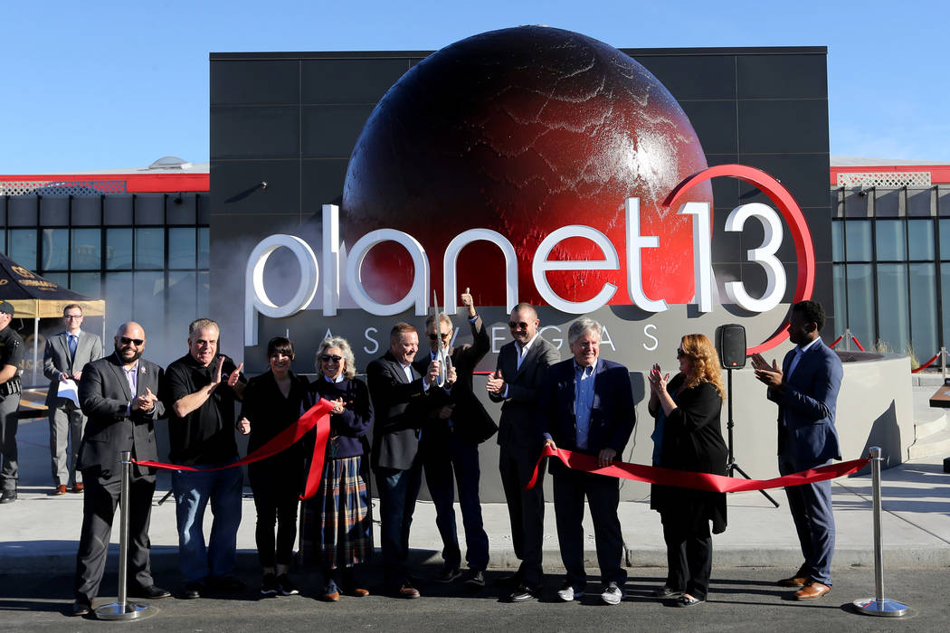 Los propietarios y dignatarios cortan el listón para abrir Planet 13, que se considera uno de los dispensarios más grandes del mundo, para abrir sus puertas al público el jueves 1 de noviembre ...