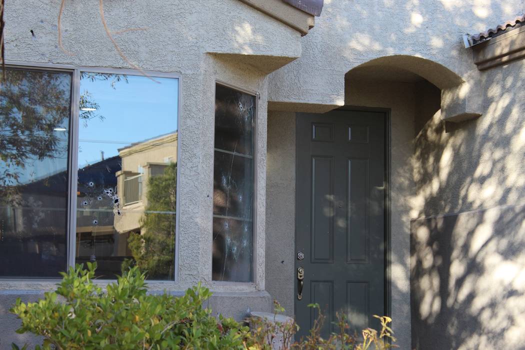 Los agujeros de bala marcan las ventanas de una casa en la cuadra 6700 de Courtney Michelle Street en North Las Vegas que fue atacada con disparos, matando a una niña de 11 años la noche del jue ...