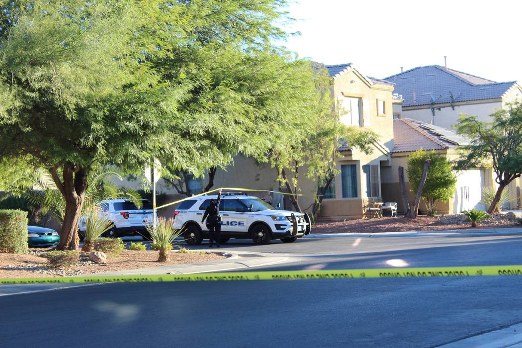 La policía de North Las Vegas investiga el viernes 2 de noviembre de 2018, luego de un tiroteo fatal el jueves por la noche en la cuadra 6700 de Courtney Michelle Street en North Las Vegas. Una n ...