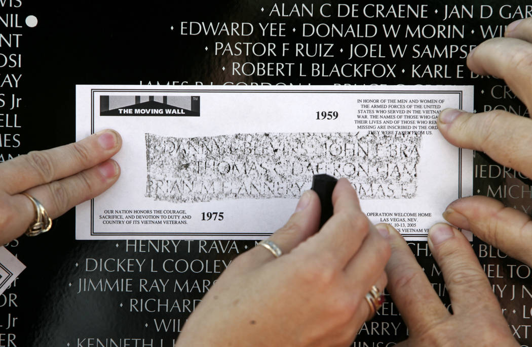 Veteranos de Vietnam, familiares y amigos tomaron impresiones de los nombres de los que murieron en Vietnam en el Moving Wall en Main Street Station en 2005. (John Gurzinski / Las Vegas Review-Jou ...
