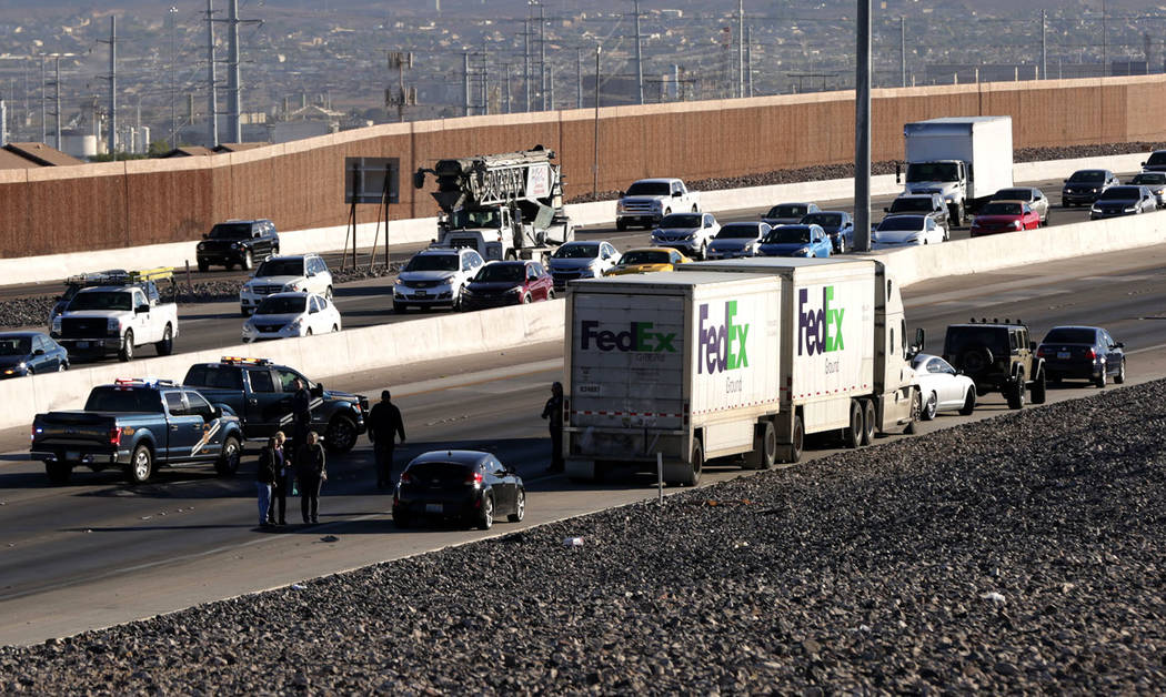 Los carriles en dirección este de 215 Beltway están cerrados por la Nevada Highway Patrol después de que una joven mujer saltó del paso elevado 215 en Stephanie y fue golpeada por un remolque ...