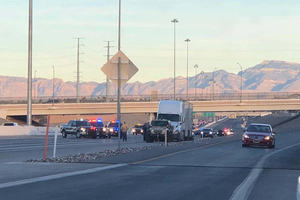 La Patrulla de Carreteras de Nevada investiga un accidente fatal en 215 Beltway en dirección este en Henderson, el jueves 1 de noviembre de 2018. (Rio Lacanlale / Las Vegas Review-Journal)