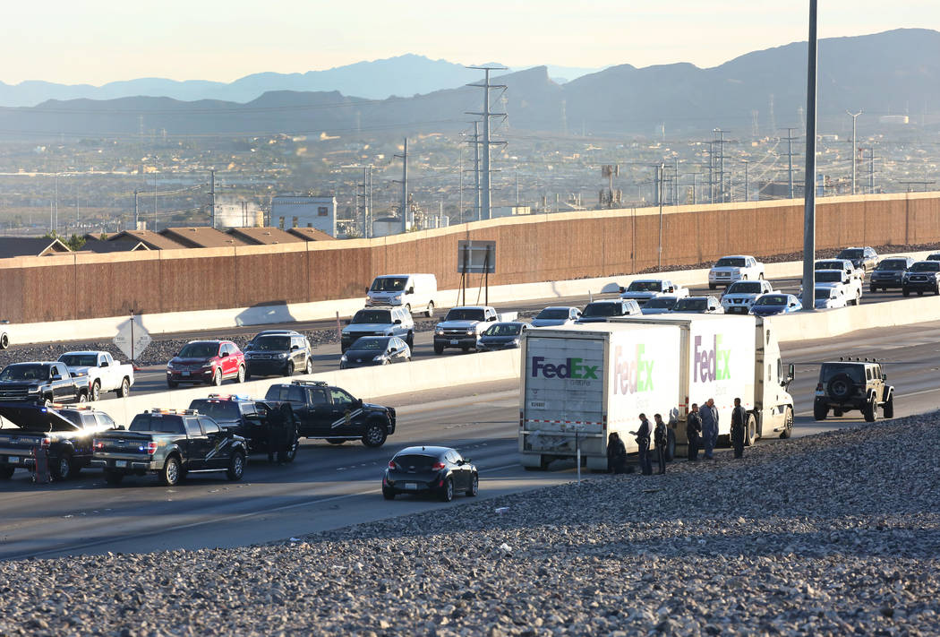 La Patrulla de Carreteras de Nevada investiga un accidente fatal en 215 Beltway en dirección este en Henderson, el jueves 1 de noviembre de 2018. (Rio Lacanlale / Las Vegas Review-Journal)