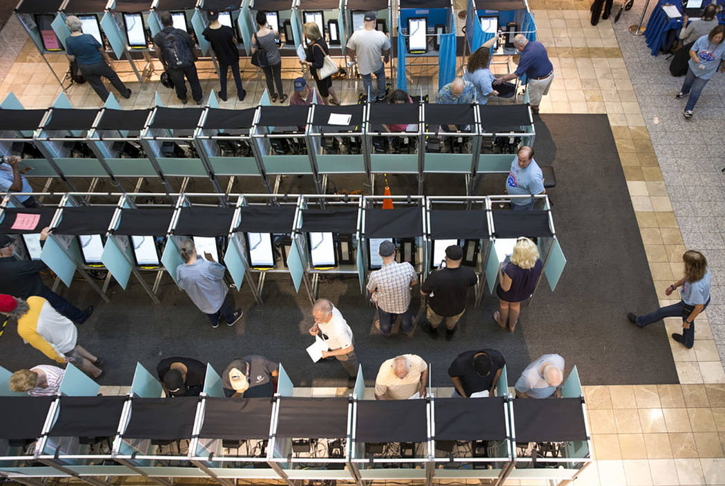 Las personas emitieron sus votos en el tercer día de la votación anticipada en Galleria at Sunset en Henderson el lunes 22 de octubre de 2018. Richard Brian Las Vegas Review-Journal @vegasphotograph