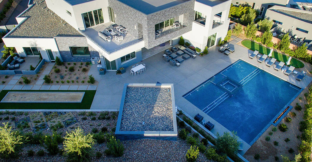 Esta casa de 12 mil 25 pies cuadrados en la comunidad de Ridges Azure de Summerlin está en la lista por casi $10 millones. (Steve Morgan)