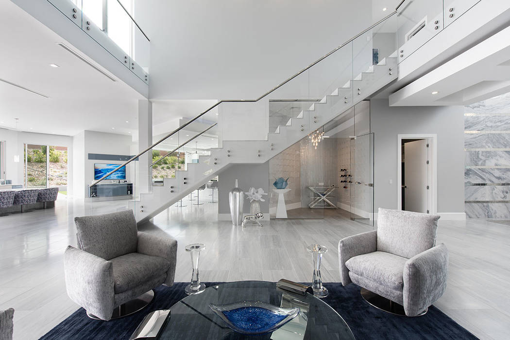 La casa de 12 mil 25 pies cuadrados tiene una paleta de colores continua de blanco, gris y azul. (Steve Morgan)