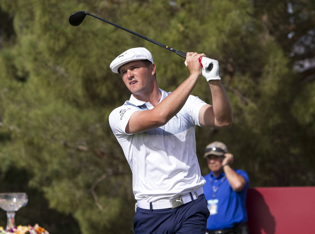 El golfista estadounidense Bryson DeChambeau se despide del primer cuadro durante la ronda final del Shriners Hospitals for Children Open en TPC en Summerlin en Las Vegas el domingo 4 de noviembre ...