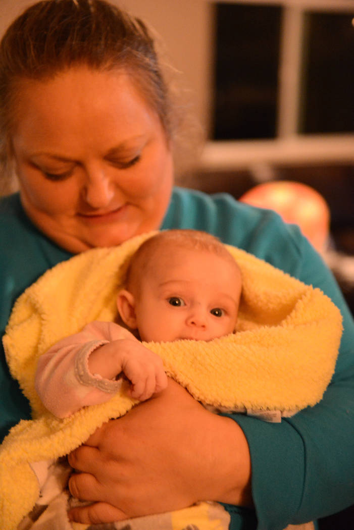 Ignorando el hecho de que ha sido evacuada y desplazada, Adison Power, de 3 meses de edad, sonríe y disfruta la atención el martes 13 de noviembre de 2018, en los brazos de la tía Tria Boyette, ...