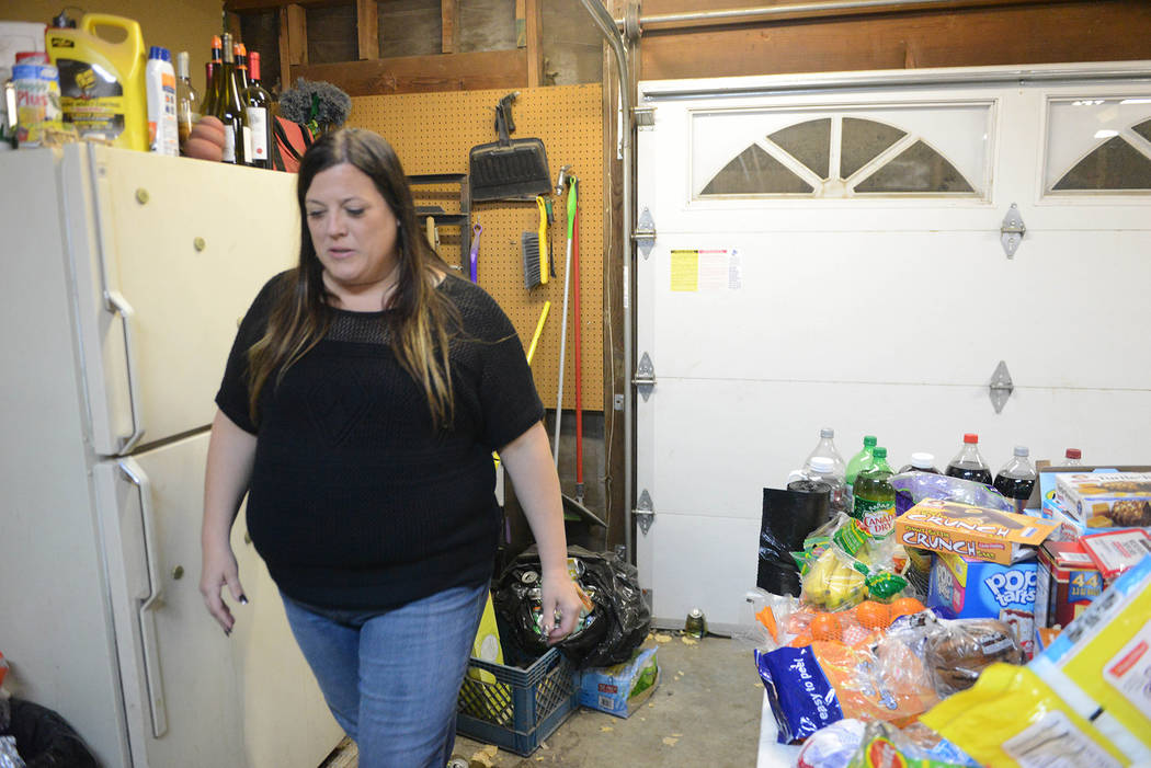 Se necesita una mesa adicional cubierta con comida en el garaje para Stacie Power y su familia el martes 13 de noviembre de 2018, luego de que miembros de la familia desplazados por el Camp Fire e ...